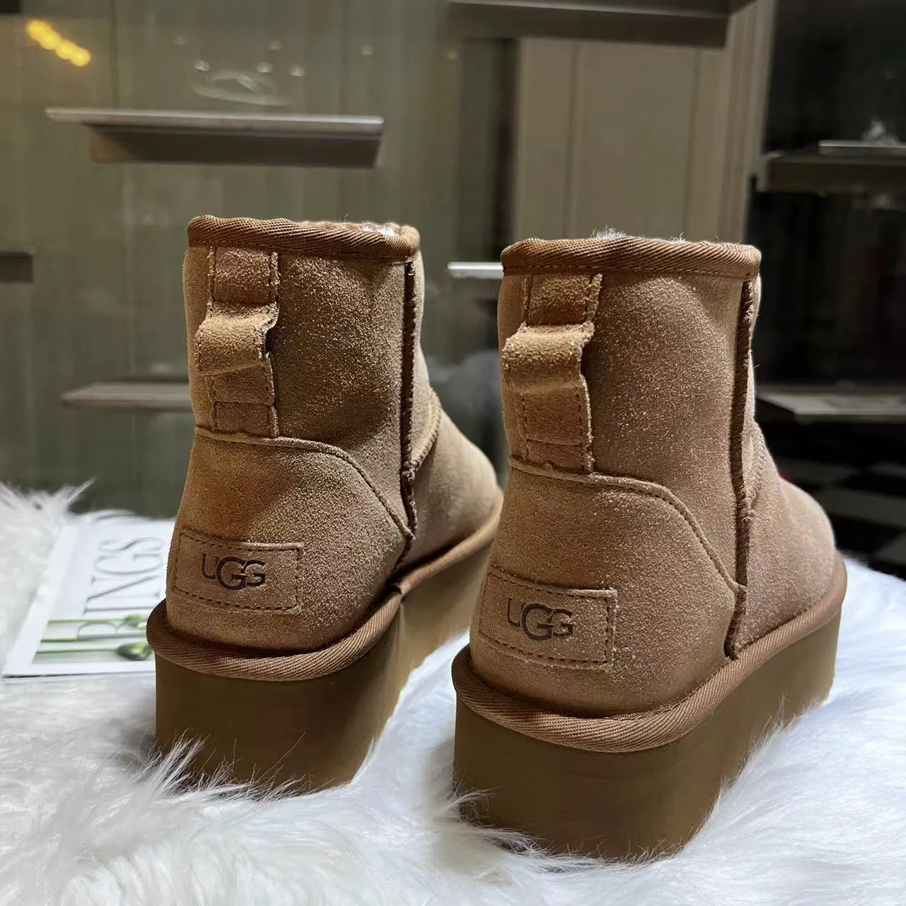 💰520 UGG sheepskin all-in-one snow boots. The official website synchronizes the new autumn and winter women's classic mini (thick sole) short snow boots 1134991, three-layer combination thick sole 5 cm, lightweight and non-slip, suede upper, 17 mm real wool lining, comfortable and casual, simple and fashionable! Color: Maroon Black Military Green Chocolate Size: 35-41